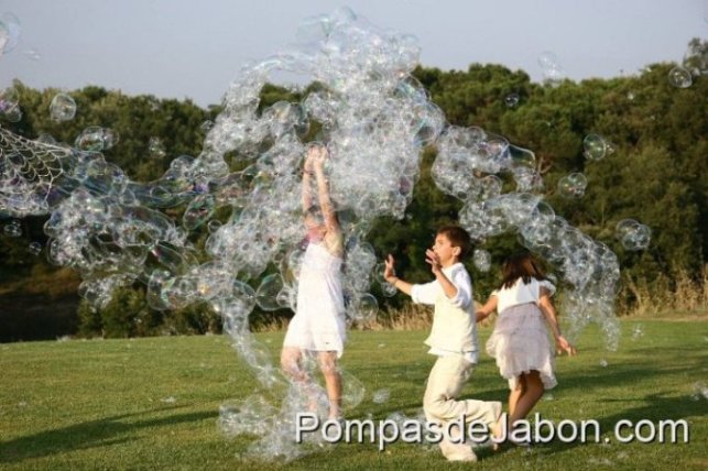 Diversion con burbujas en una boda en Taradell