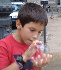 Miguel hace manualmente una Burbuja de jabon.