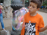Pablo hace burbuja de jabon mas grandes